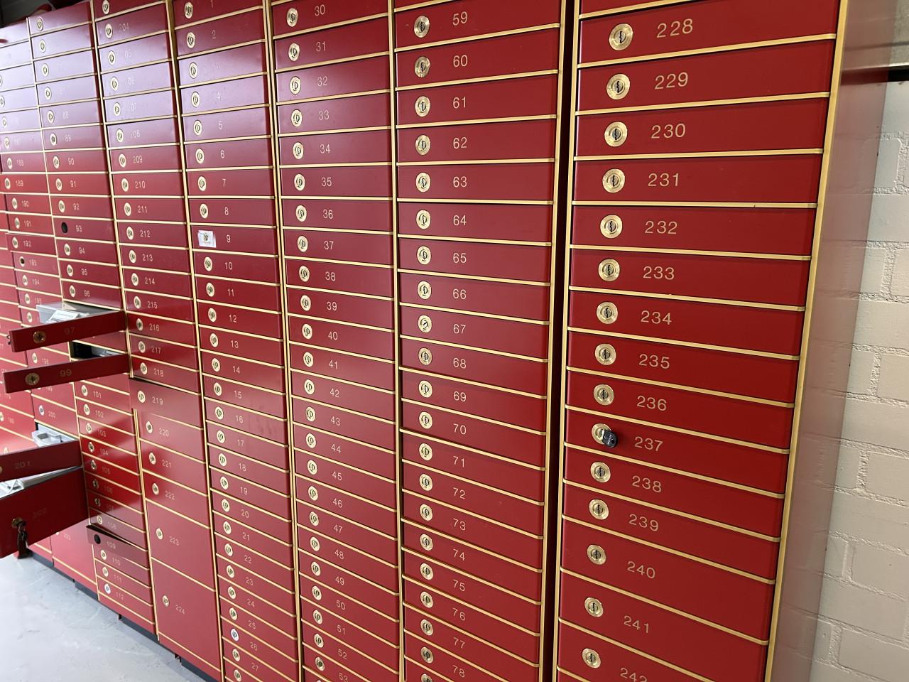 Bankkluis ijzerkasten vintage industriaal 9 stuks totaal