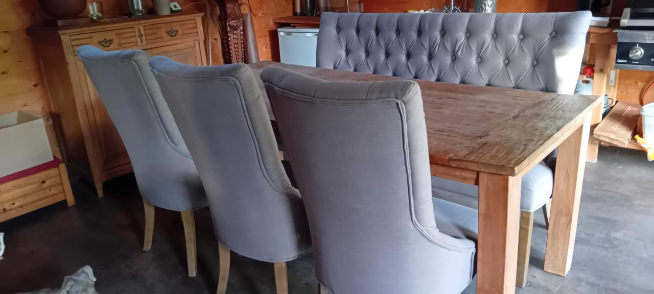 Eetkamertafel en stoelen
