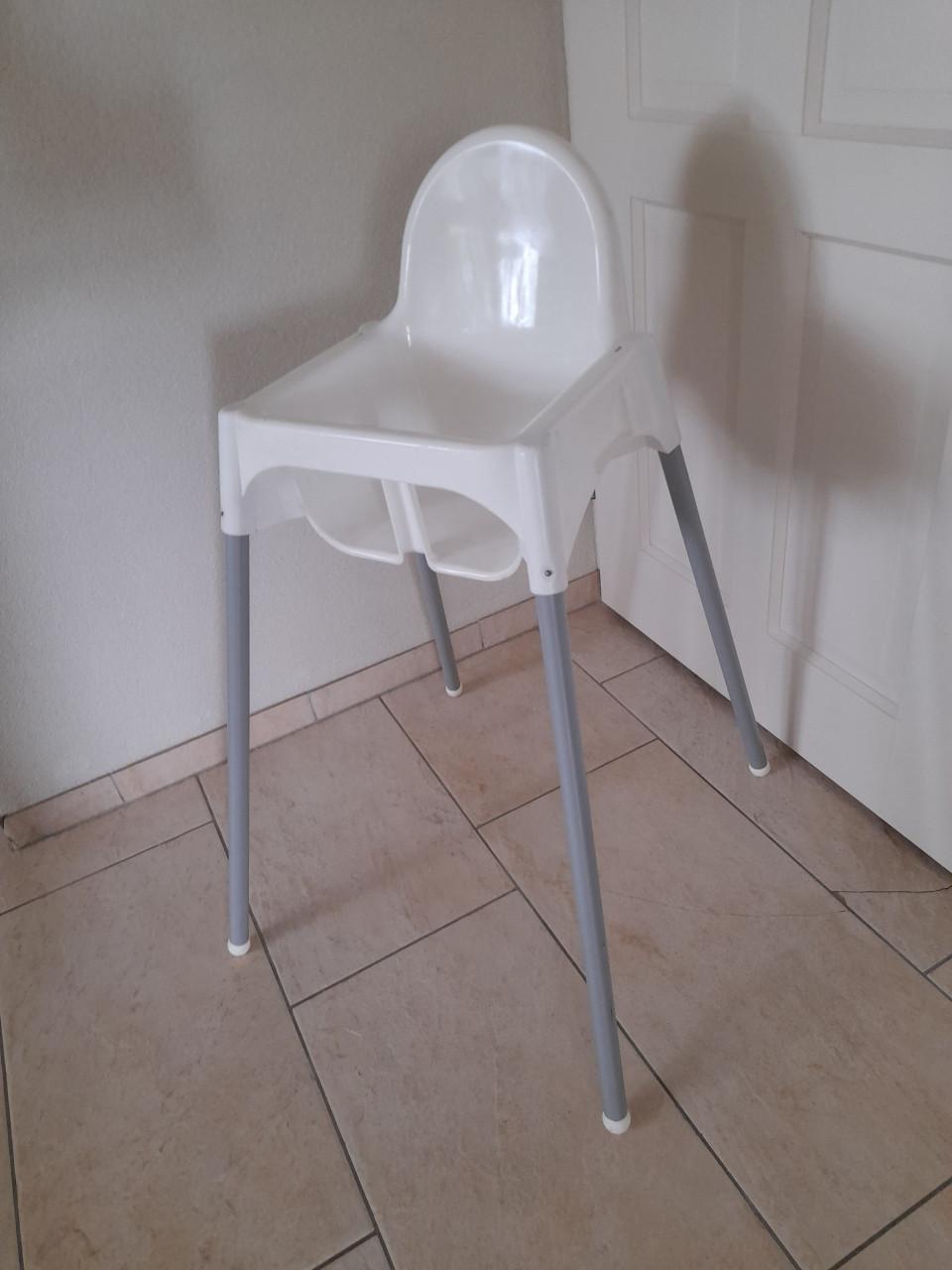 Kinderstoel wit (in goede staat)