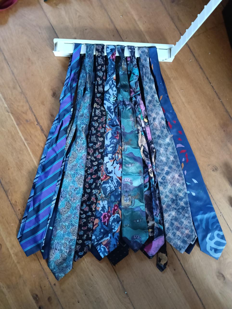 24 stropdassen met hanger