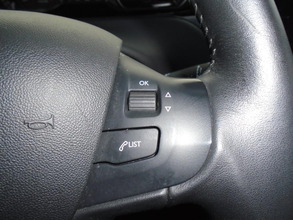 Peugeot 208 1.2 puret. signature