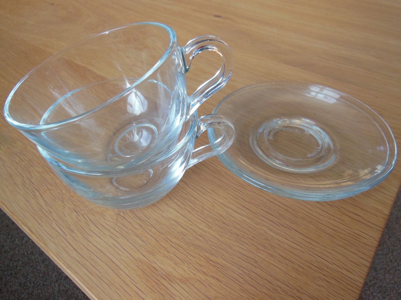 Kop en Schotels van glas