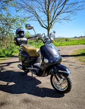 Te koop: Killerbee Custom scooter (4-takt)met geel kenteken.