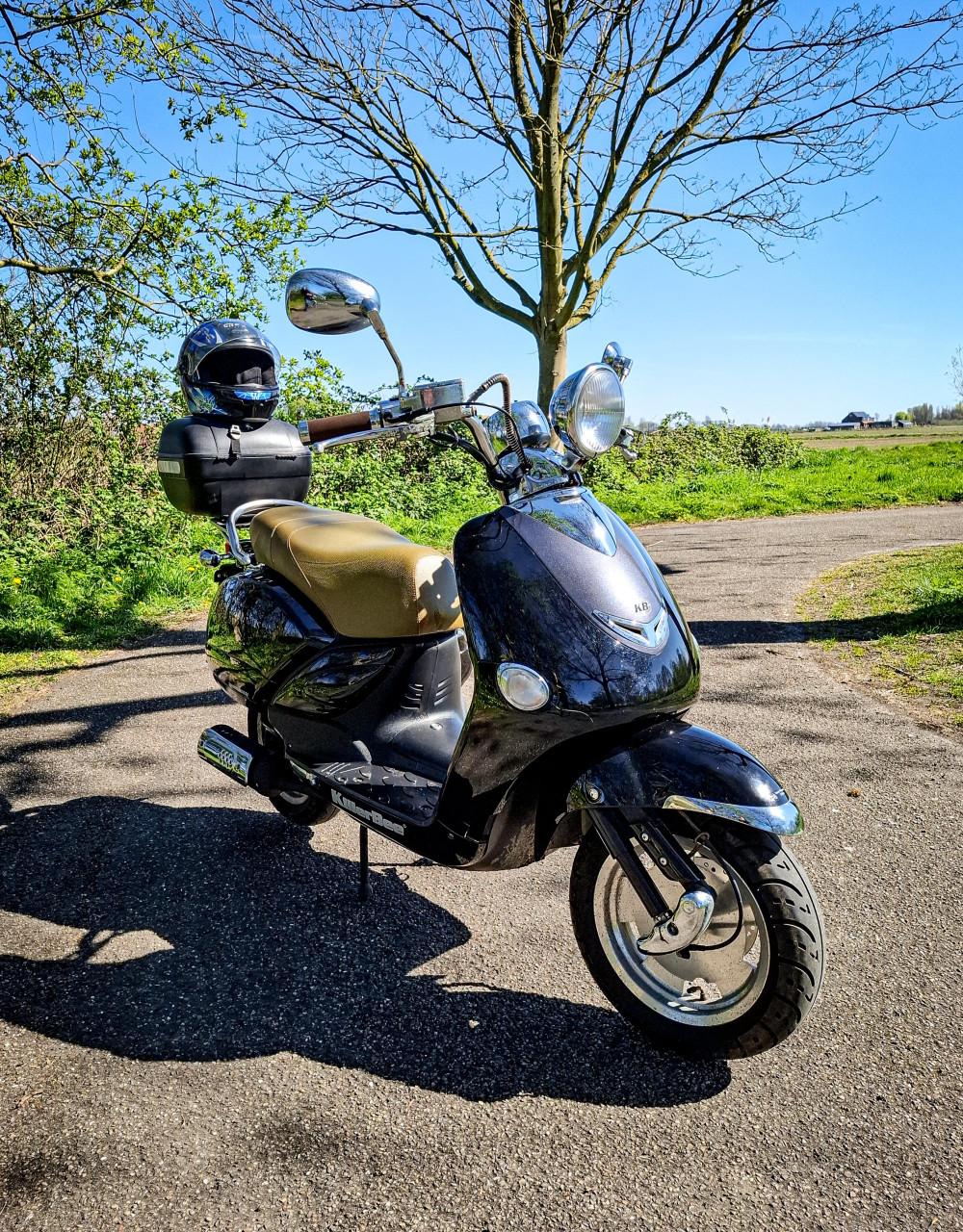 Te koop: Killerbee Custom scooter (4-takt)met geel kenteken.