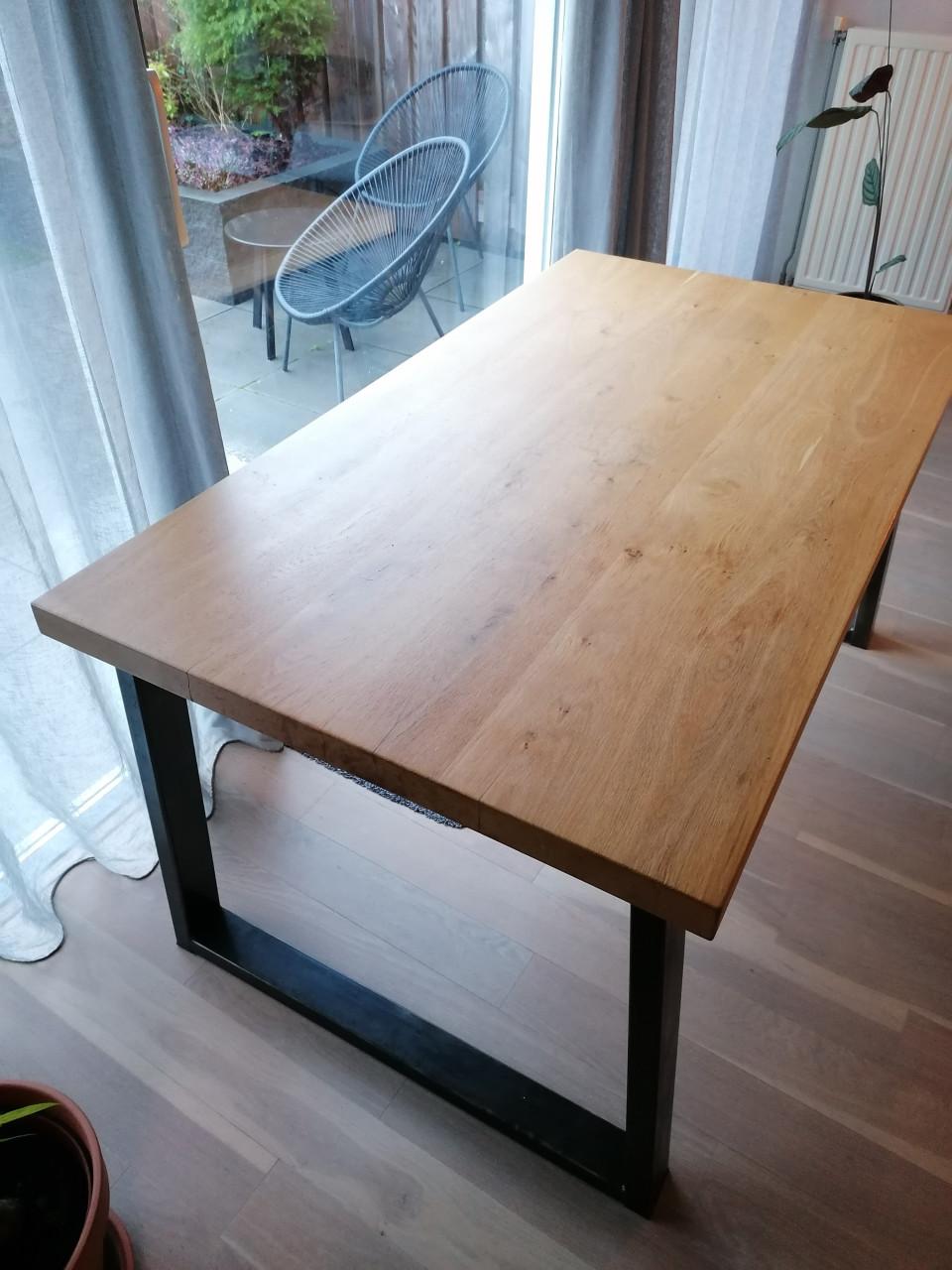 Eettafel met stalen onderstel