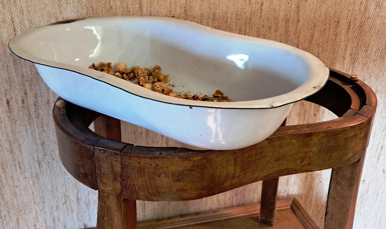 Bijzonder antiek bijzet tafeltje met een verstopt bidetje.