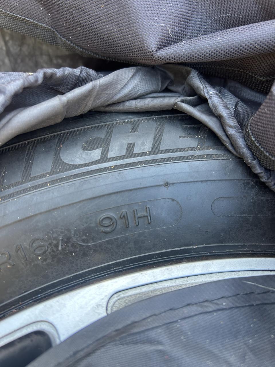 Winterbanden Michelin met velgen en hoezen