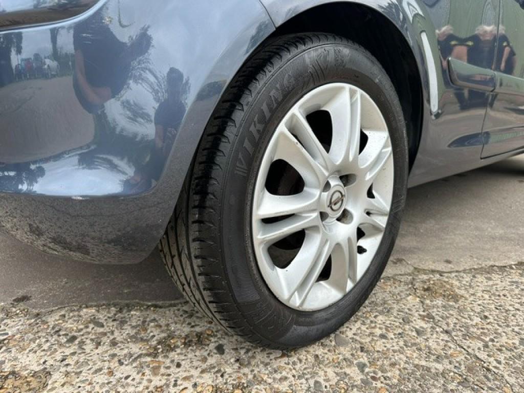 Opel Corsa 1.2-16v enjoy trekhaak schuifdak apk 06-2027