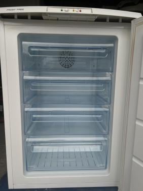 NoFrost tafelmodel vrieskast 85x60 cm. Inhoud vriezer 100 Liter