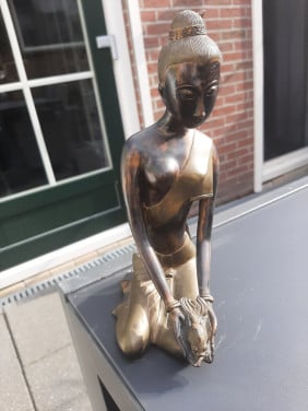 Kpperen beeldje vrouw 17 cm