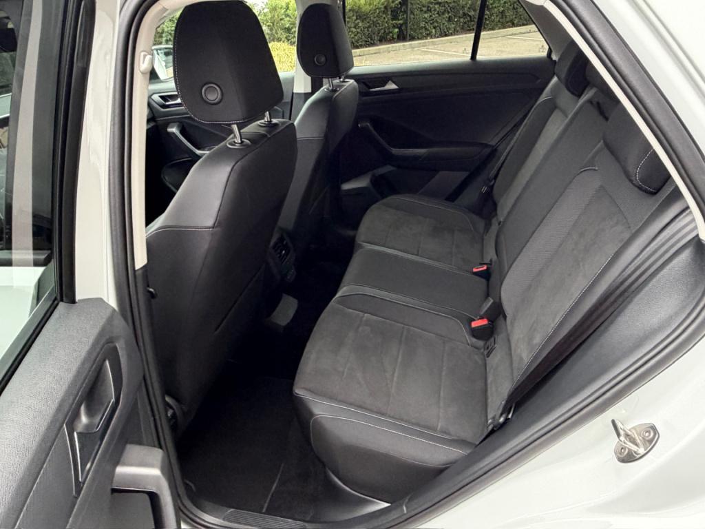 Volkswagen T-roc 1.5 tsi 150pk dsg style | trekhaak | navi | iq light | ada