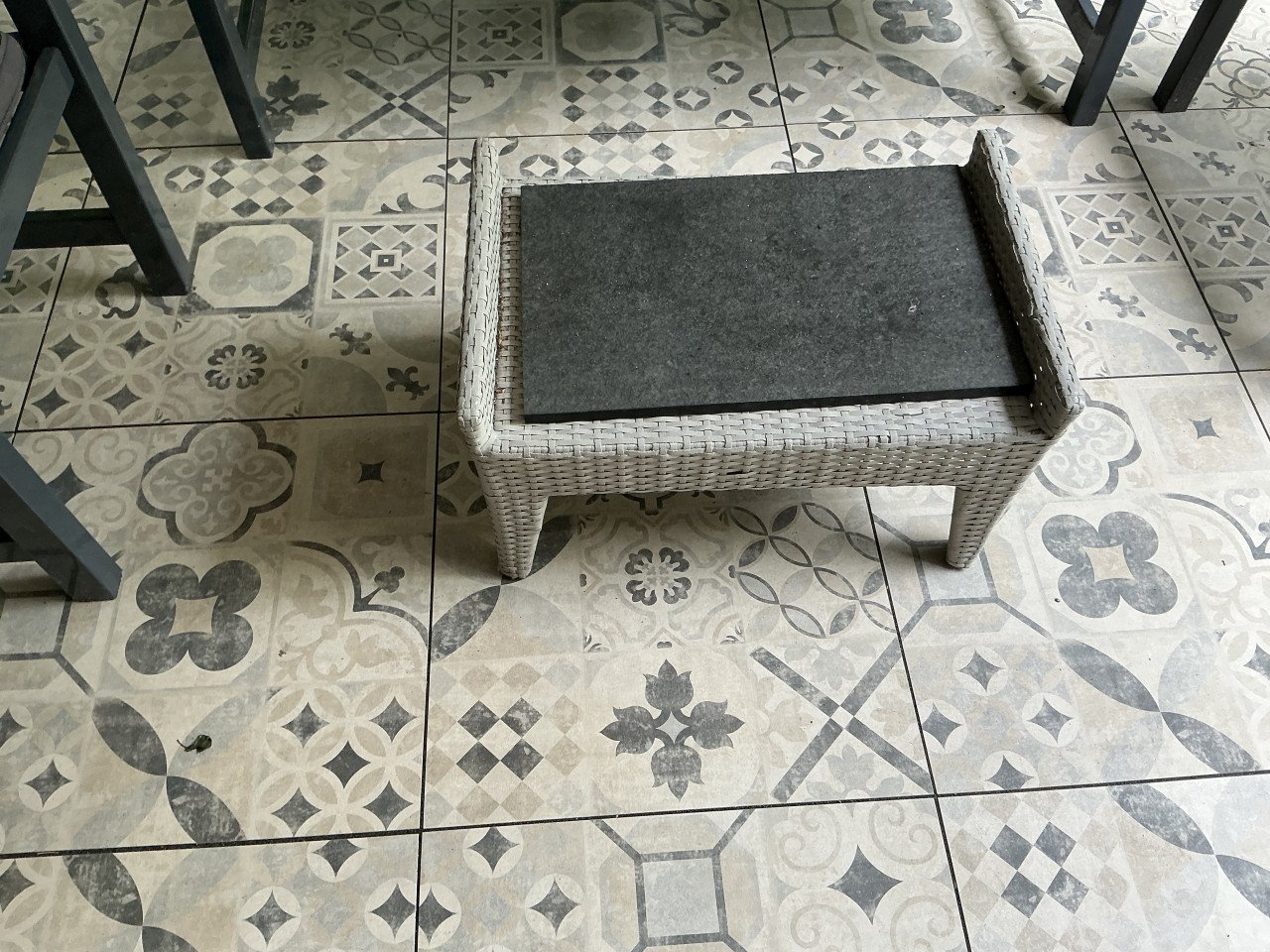 Te koop: twee tuinstoelen wicker en bijbehorende voetenbank