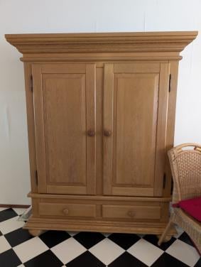 Robuuste houten kast – veel opbergruimte