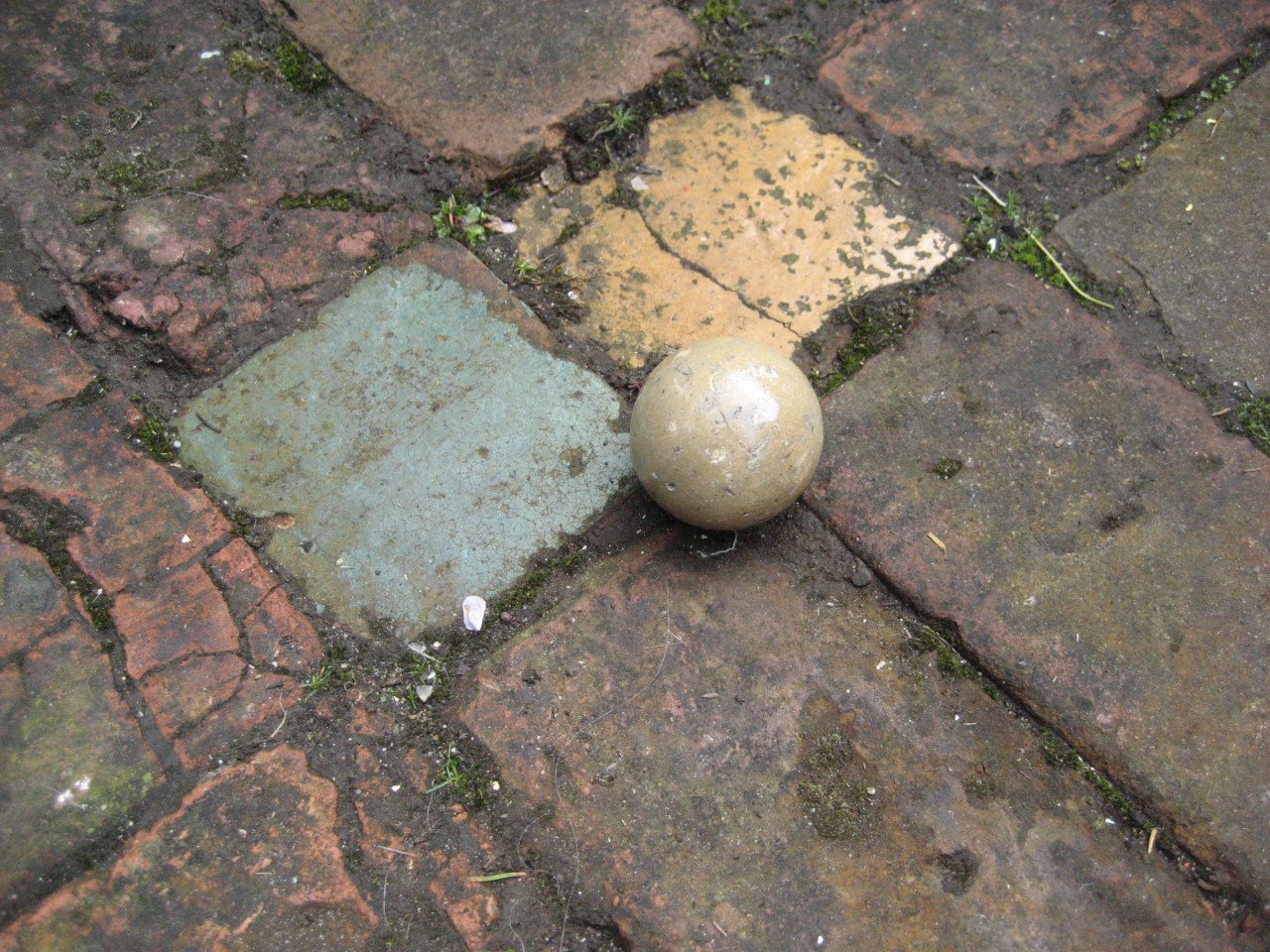 Bodemvondst lokker volkskunst aardewerk  antiek op Grote markt Middelburg