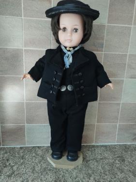 Prachtige pop. Zeeuwse of Walcherse boer op klederdracht. Zeeuwse knopen.