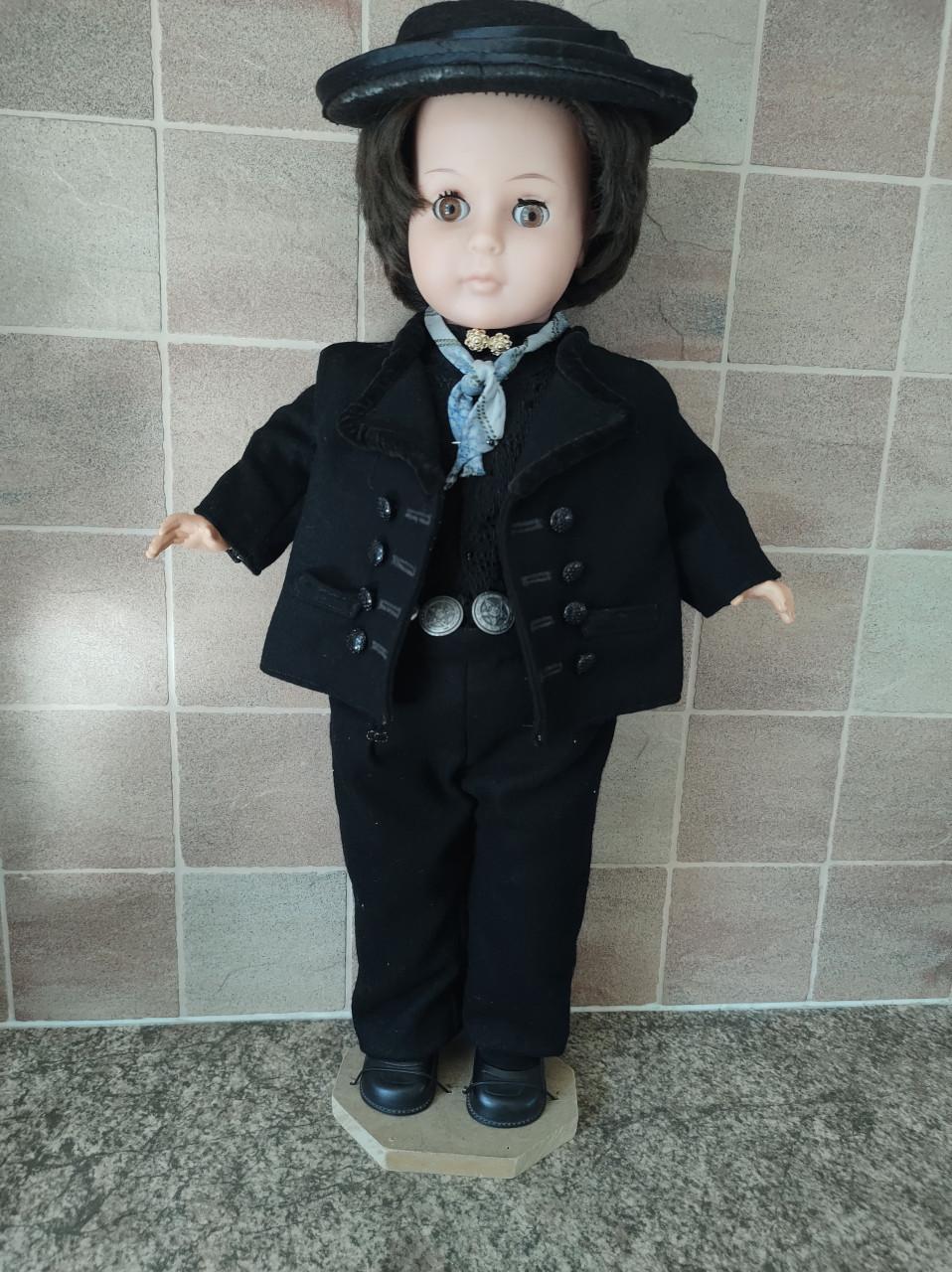 Prachtige pop. Zeeuwse of Walcherse boer op klederdracht. Zeeuwse knopen.