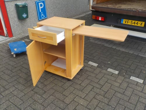 Mooie kwaliteit hoog nachtkastje met eet/ lees plankje in goede staat