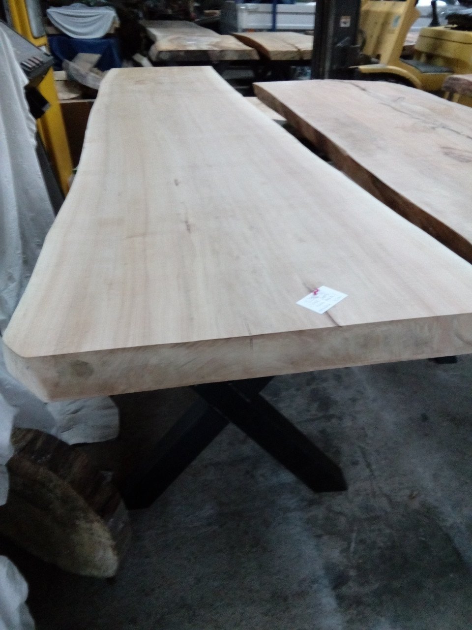 Houten tafels in Boomstamvorm, planken Tafelbladen, decoratie bartafel