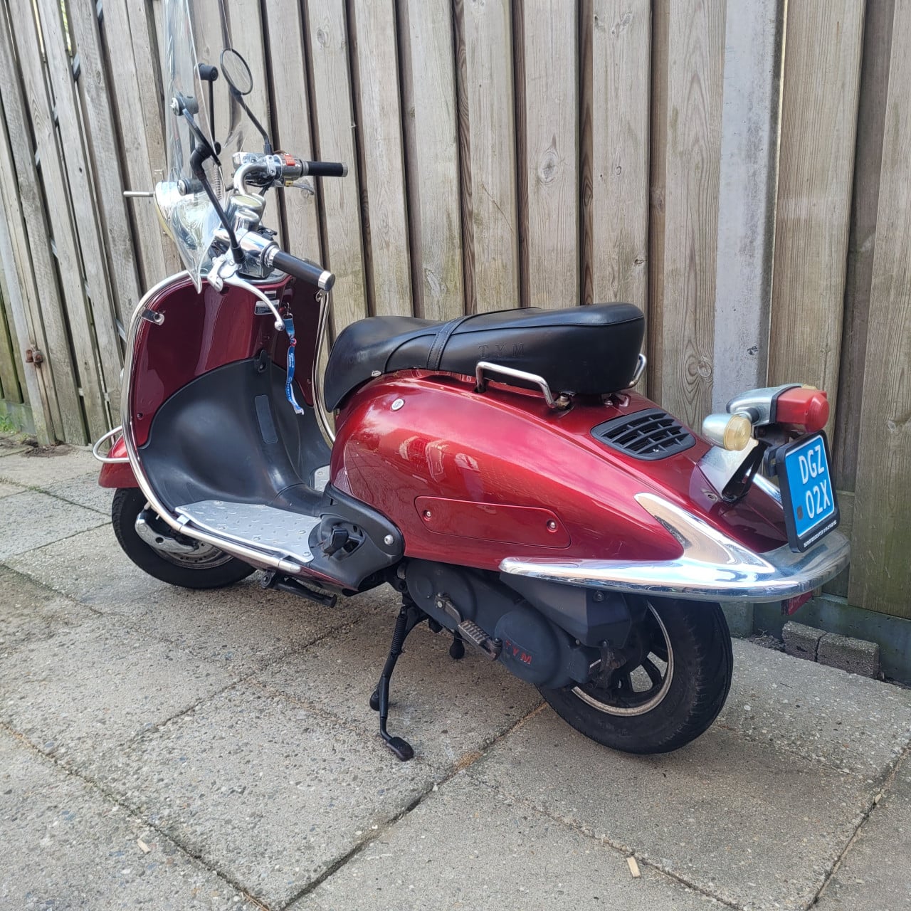 Leuke retro snor scooter