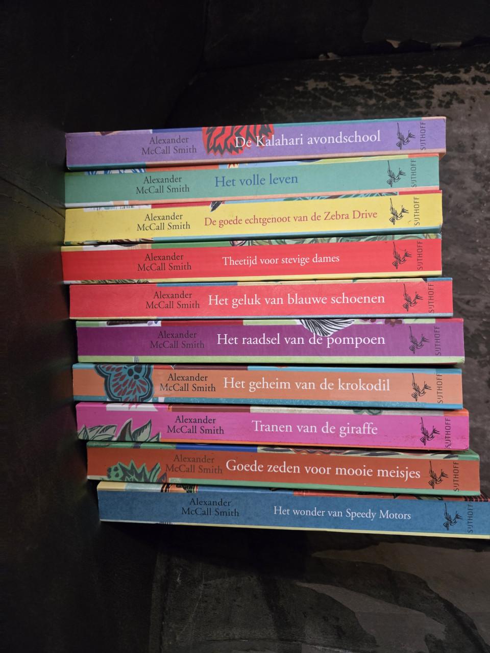 10 boeken van de Schotse auteur Alexander McCall Smith.