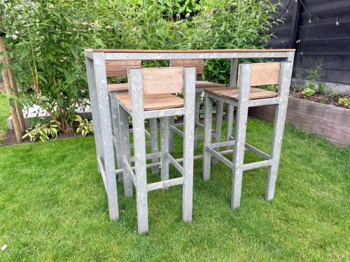 Tuinbar met 4 krukken