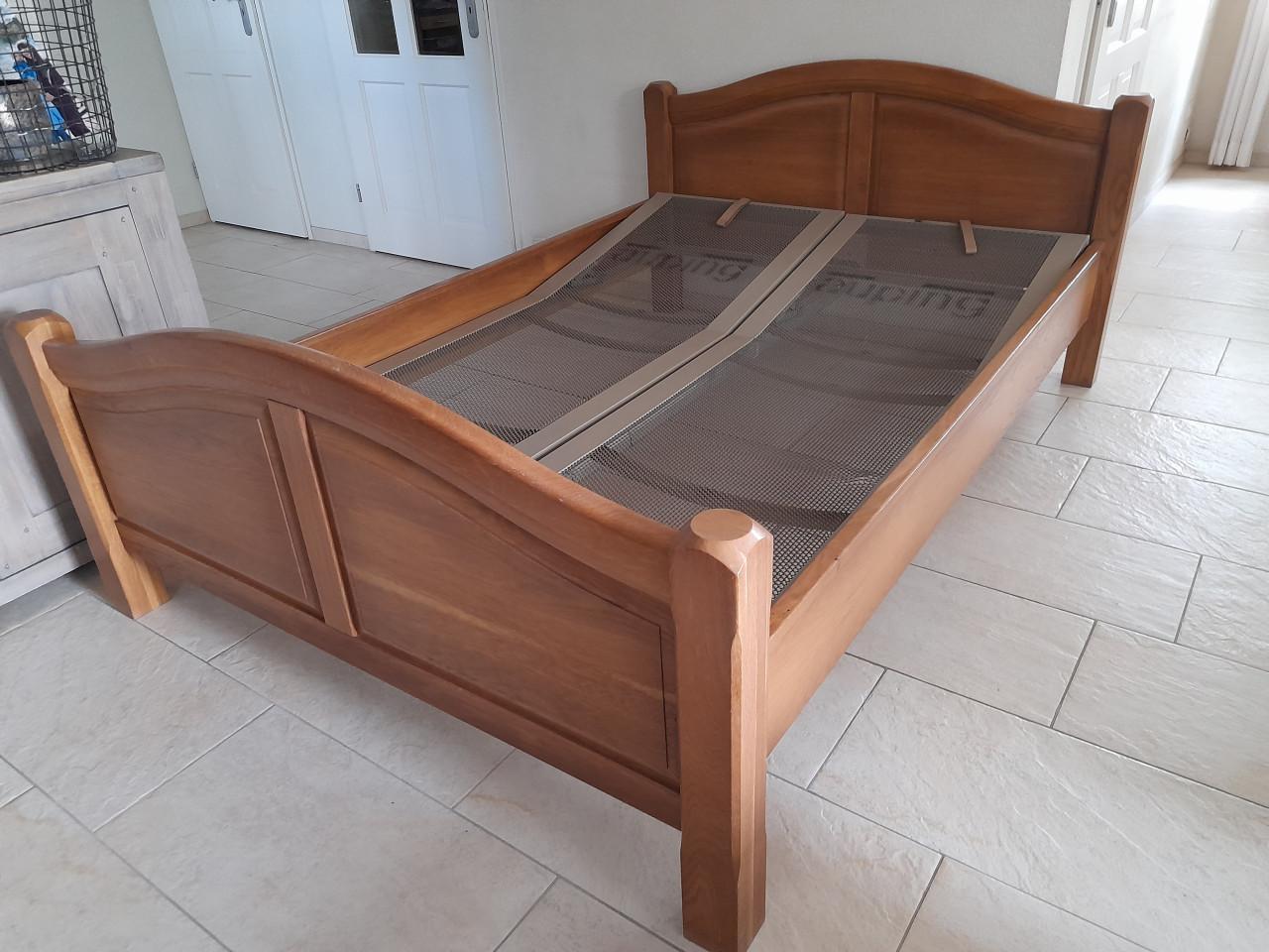 Stevig 2 p. bed 140 x 200 ( in goede staat ) verstelbaar!