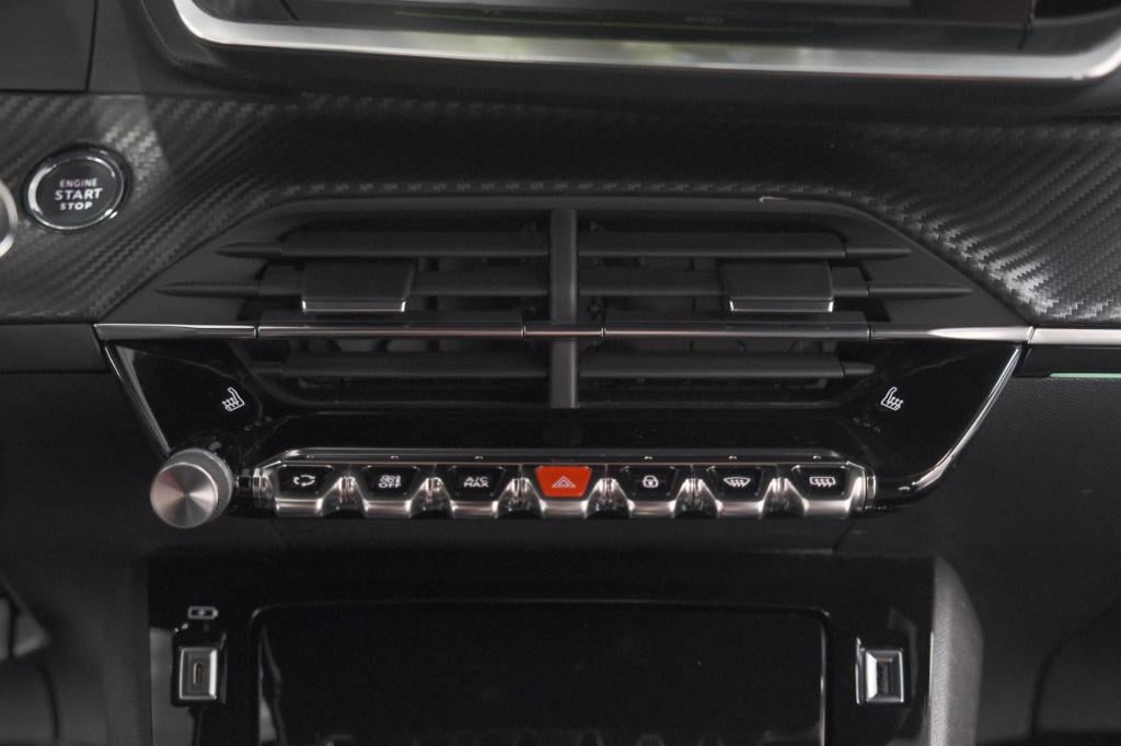 Peugeot 2008 puretech 130 eat8 gt-line | camera | dodehoekdetectie | adapti