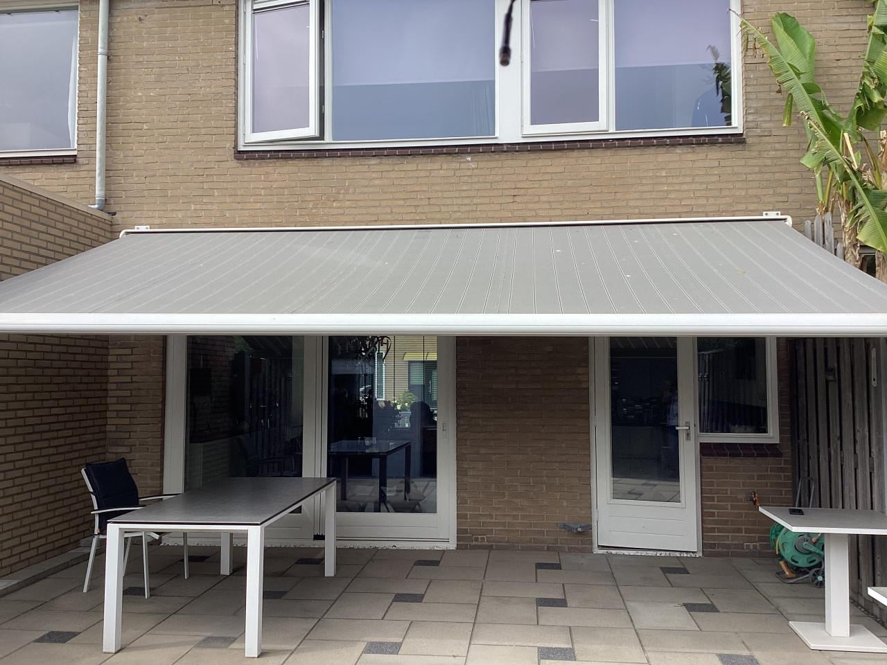 Elektrisch bediend knikarm zonnescherm   6 meter breed 3 meter uitval