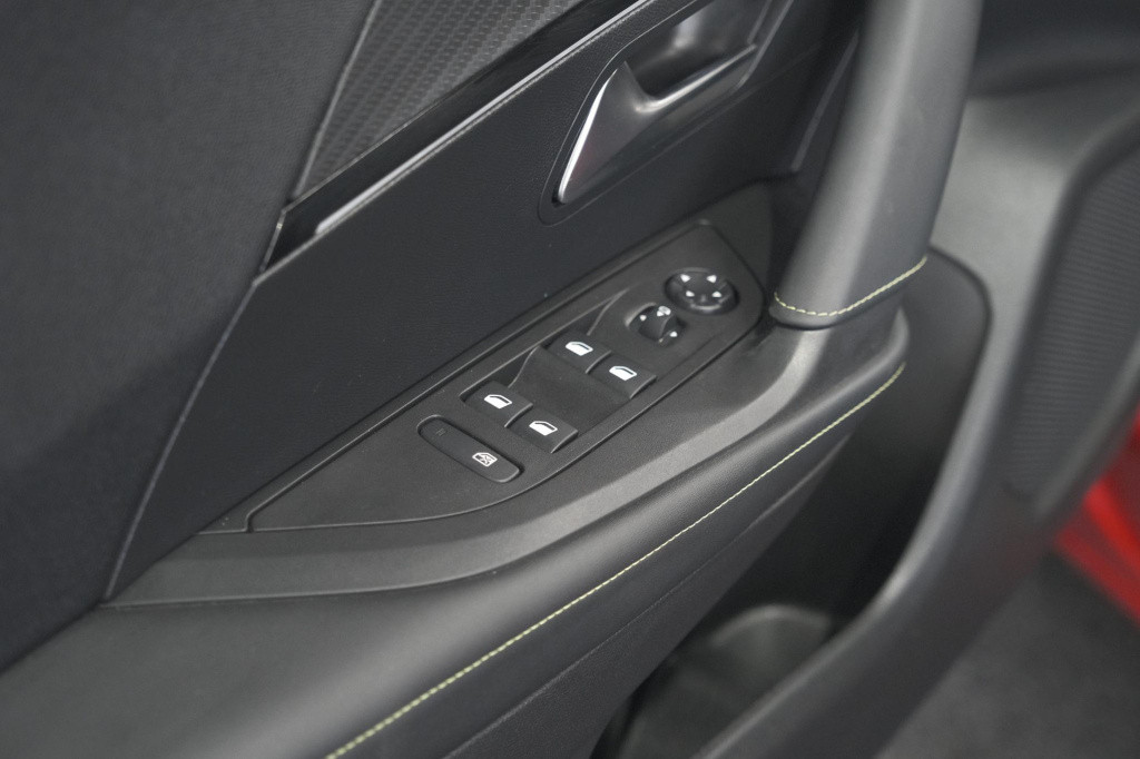 Peugeot 2008 puretech 130 eat8 gt | 360 camera | dodehoekdetectie | navigat