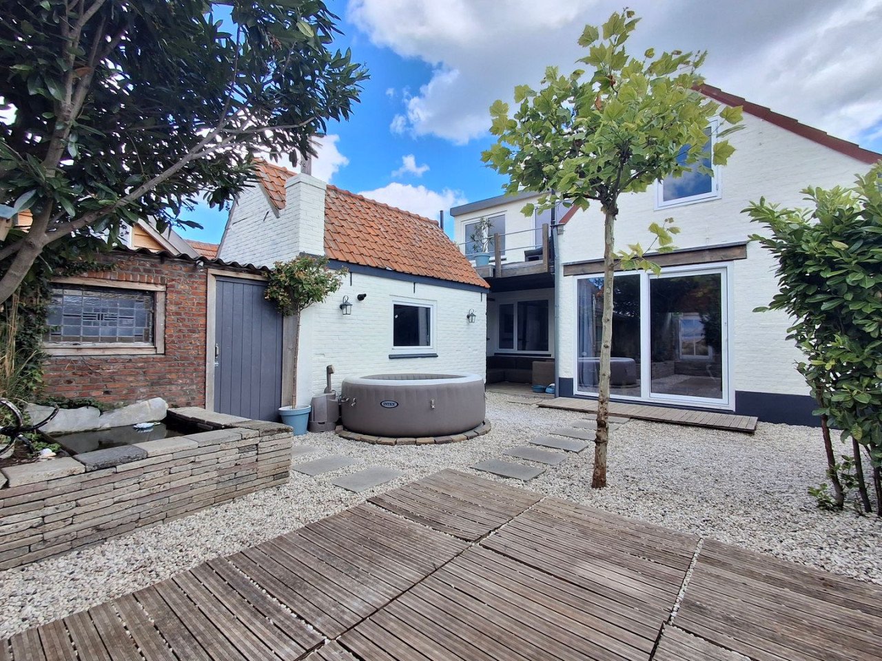 Verrassend ruime halfvrijstaande woning vlakbij het strand te koop
