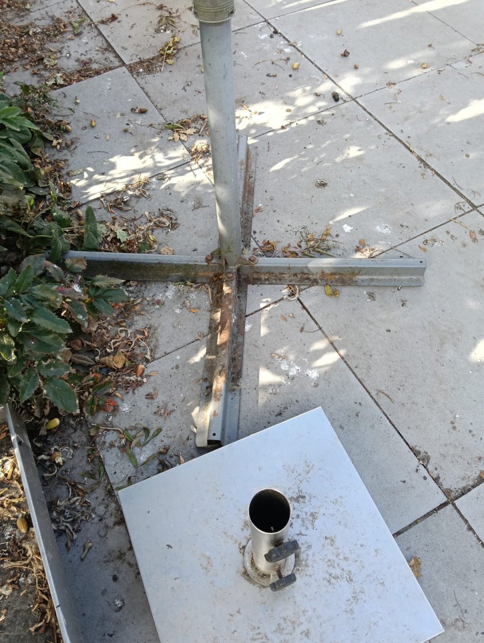 Grote zwevende parasol + parasolvoeten