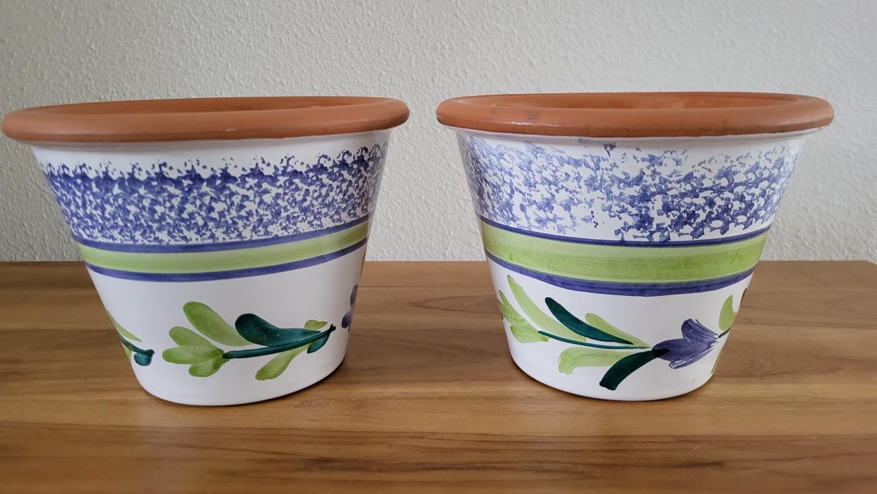 Set v 2 geglazuurde terracotta bloempotten