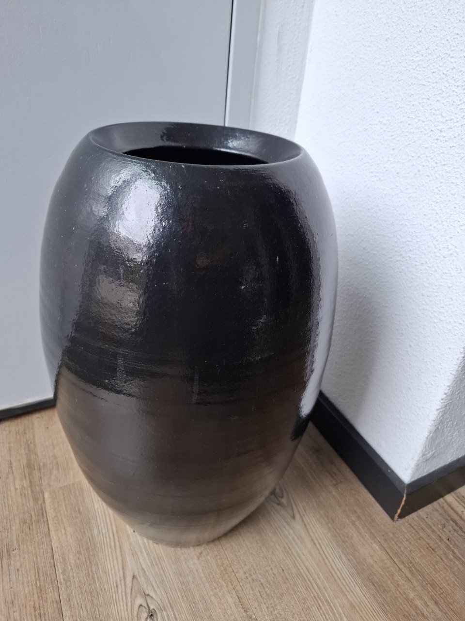 Hoge zwarte vaas