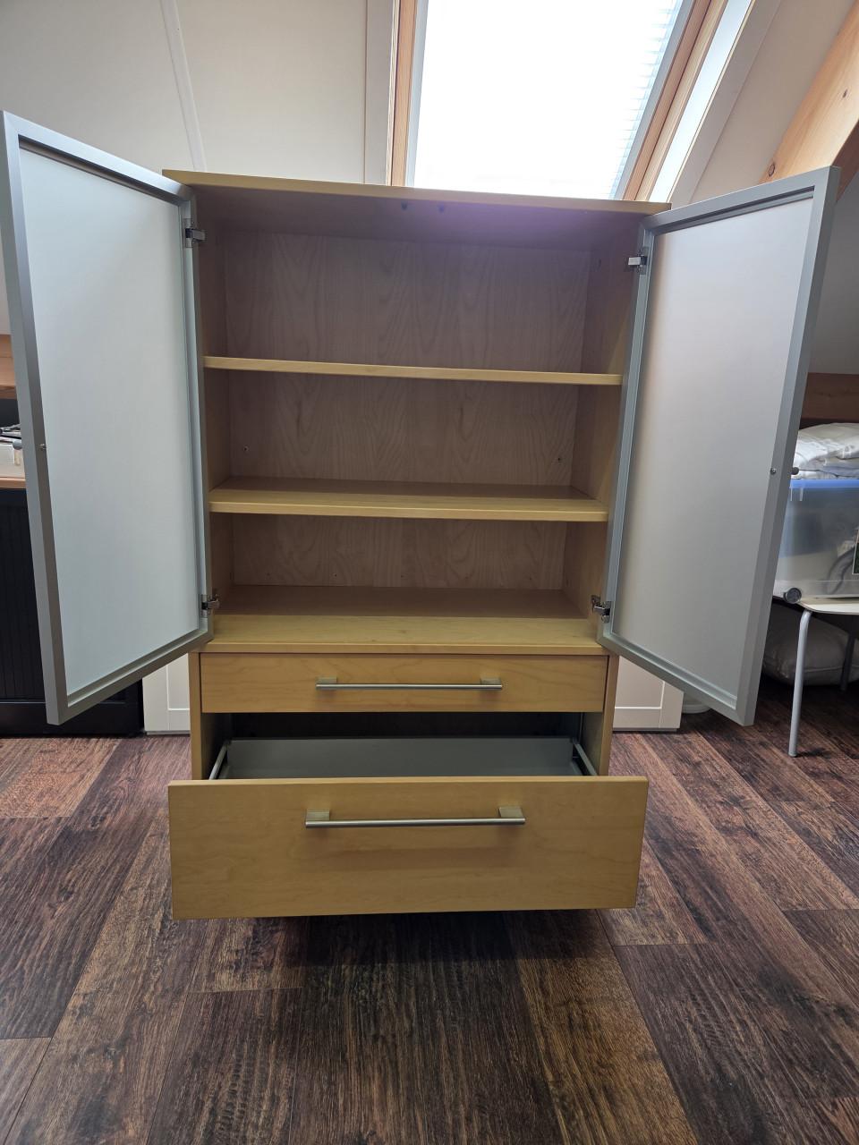 Praktische, compacte vitrine/boekenkast (IKEA)