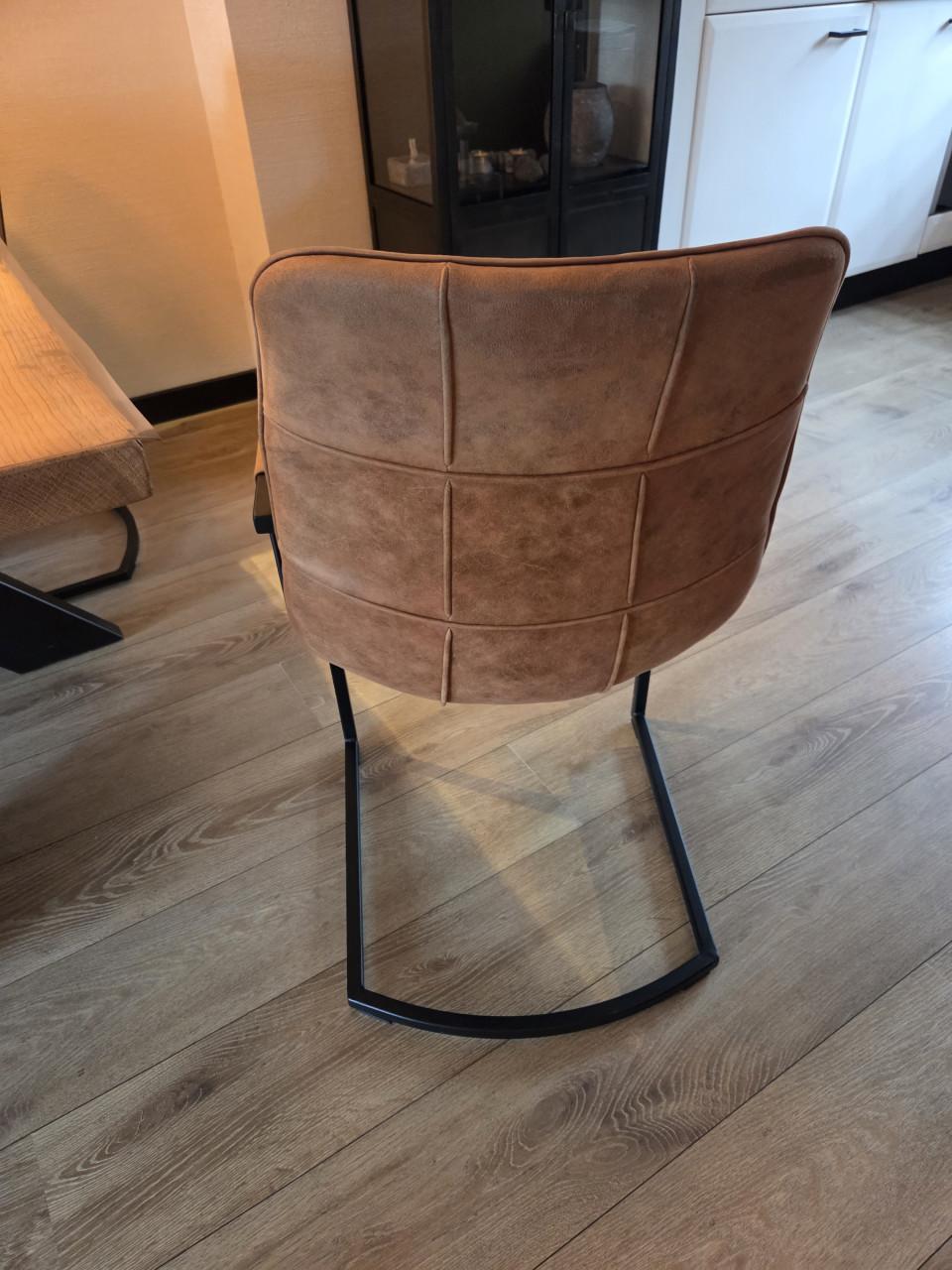 2 zeer nette cognac kleur suede stoelen