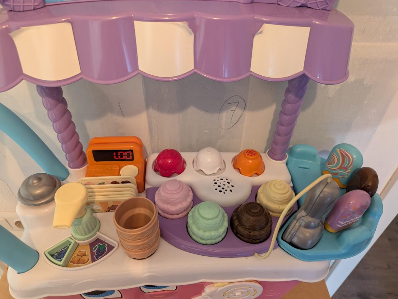 Roze ijscokar van Vtech