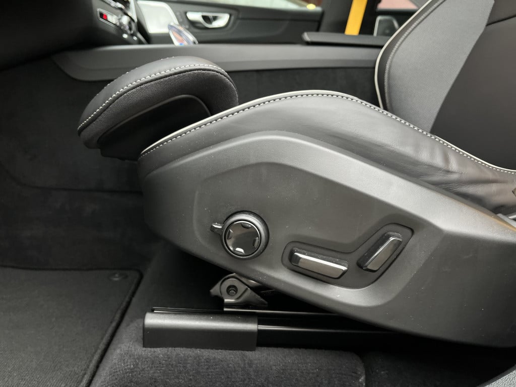 Volvo XC60 2.0 t8 plug-in hybrid awd polestar engineered | bowers&wilkins |