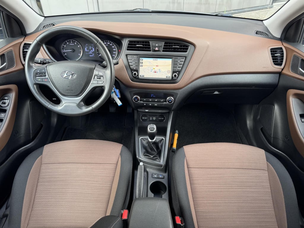 Hyundai I 20 1.2 hp i-motion comfort | trekhaak | navigatie | camera | park