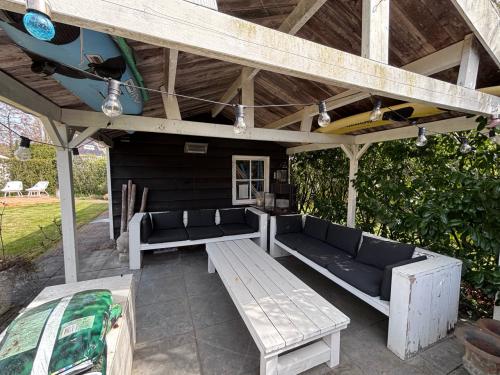 Robuuste houten tuinset, twee banken en één tafel.