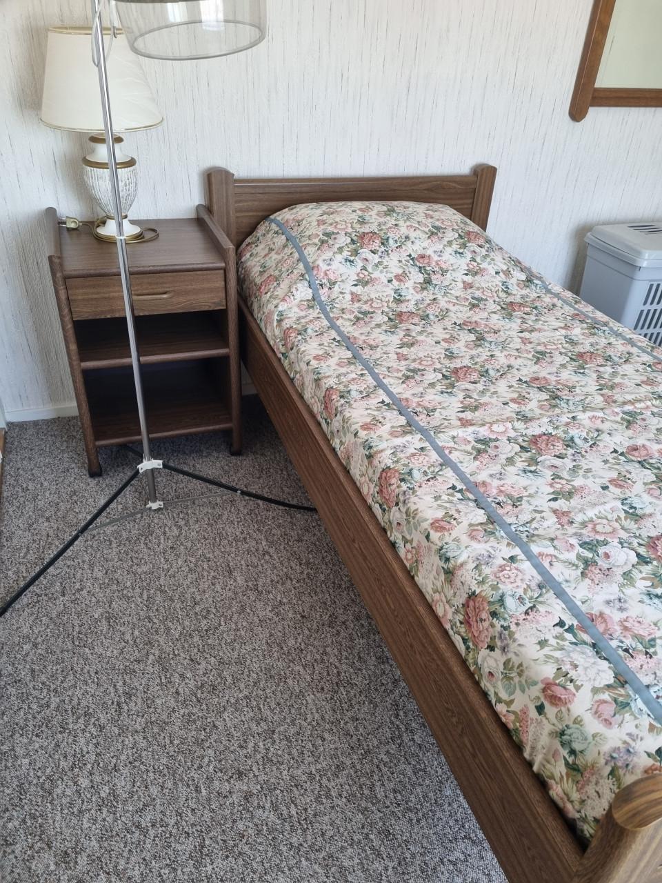 Senioren bed elektrisch 90x200 en nachtkastje
