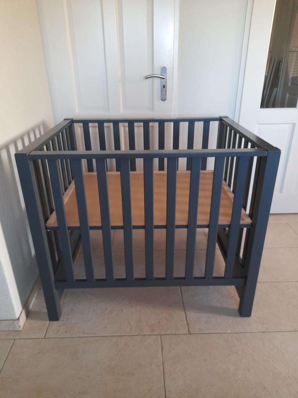 Mooie nette box (in goede nette staat ) in hoogte verstelbaar!