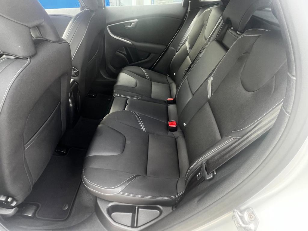 Volvo V40 2.0 t2 momentum, navi, afn. trekhaak enz...
