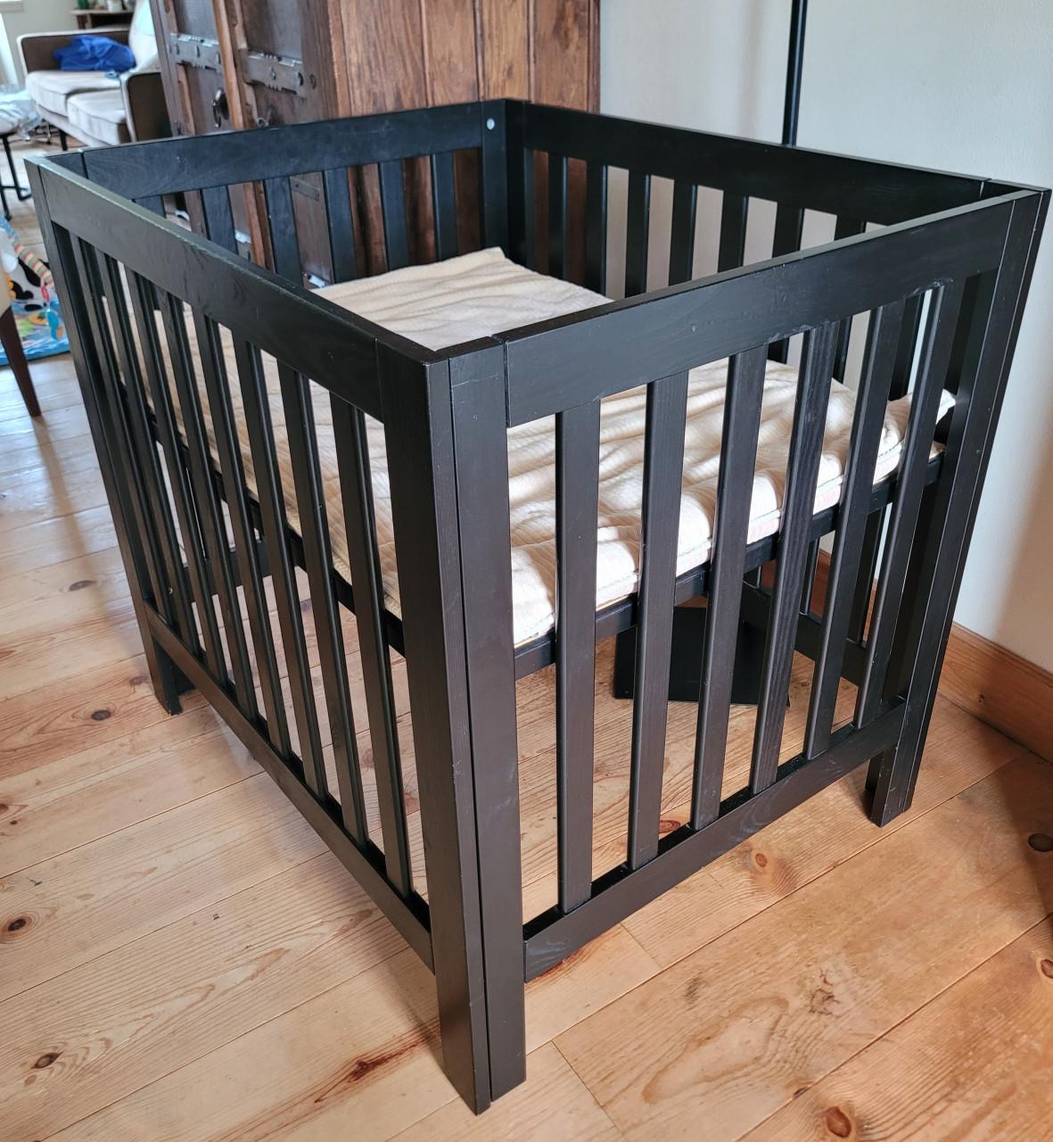 Box compleet met kleed, muziekje en een standaard met muskietennet