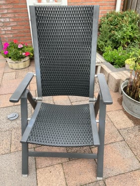 2 grijze tuinstoelen