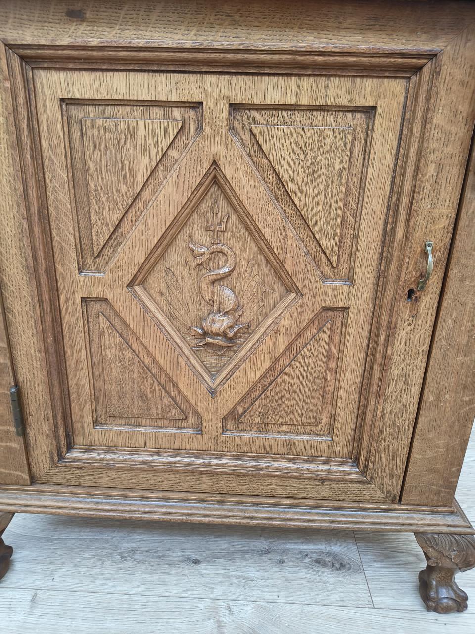 Vintage kastje met houtsnijwerk