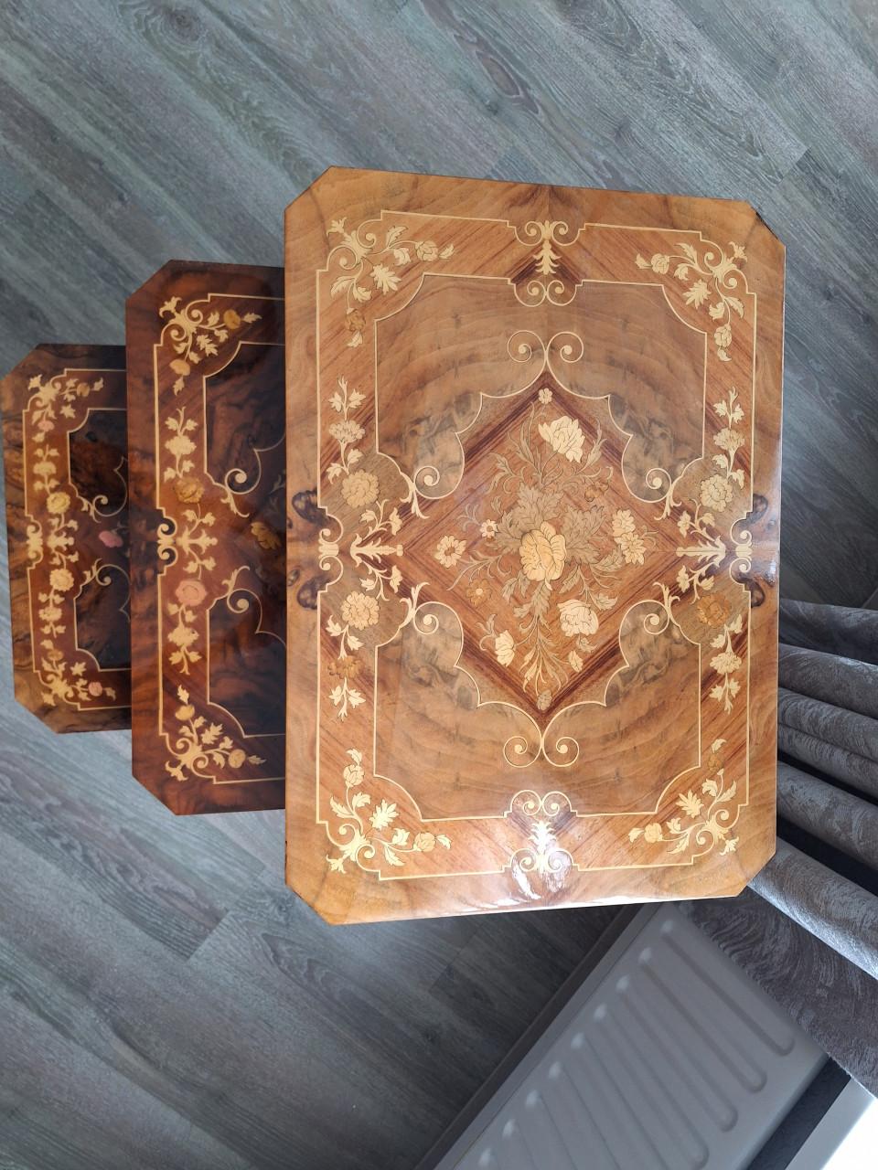 3 Italiaanse bijzettafeltjes met muziekdoos