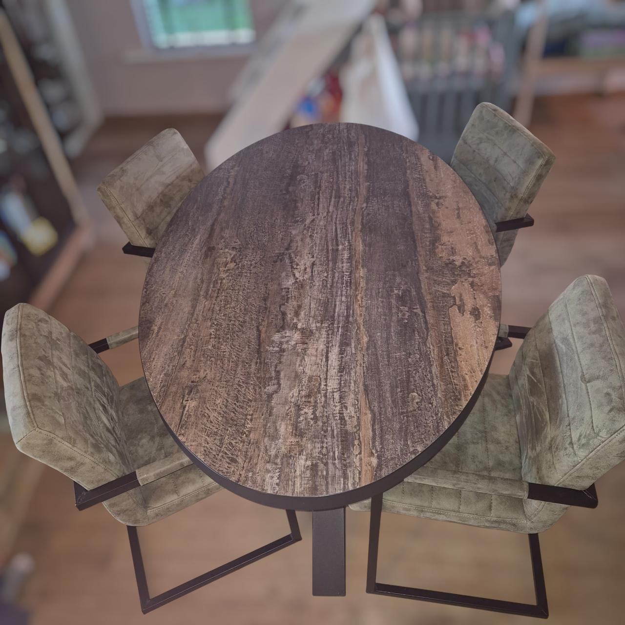 Eettafel met stoelen