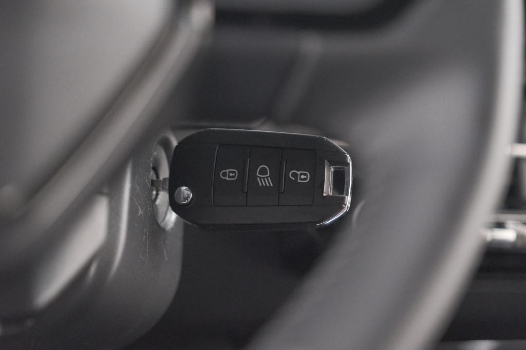 Peugeot 2008 puretech 100 allure | apple carplay | parkeersensoren | climat