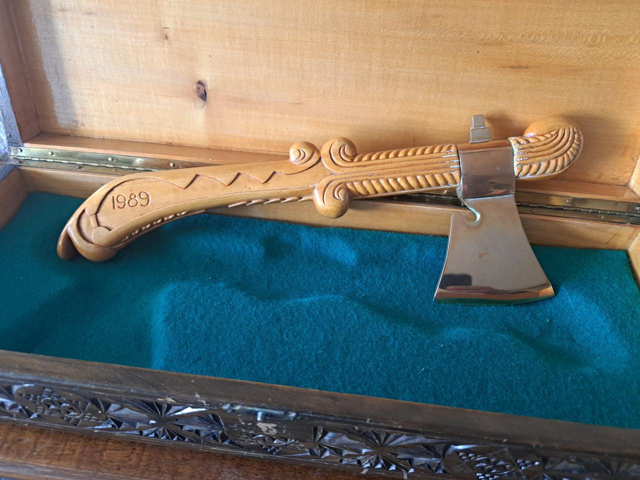 Ceremoniële houten Bijl houtgesneden met koper