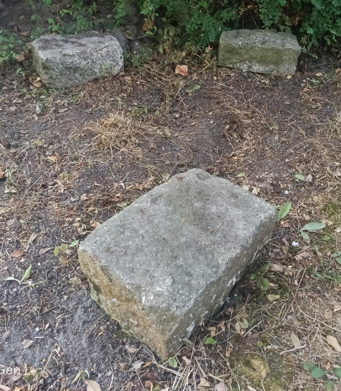 Oude betonnen paal, grenspaal en blokken hardsteen